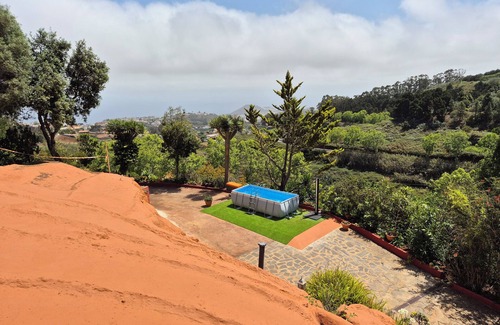 Firgas Cottage | BARRETO CAVES. In the center of a 27,000 m. Finca. Mountain and sea views.