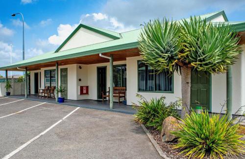 Whakatane Hotel | Barringtons Motor Lodge