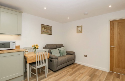 Winterborne Stickland Cottage | BARROW LODGE, pet friendly, with a garden in Blandford Forum