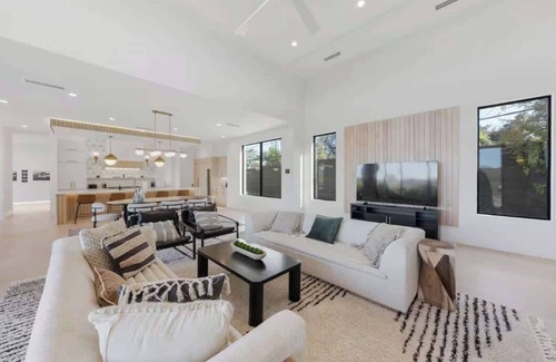 Barton Hills House | Barton Springs Luxe Heated Pool+ Spa Sleeps 16