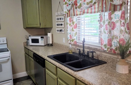 Cedar City Apartment | Basement Apartment-Sleeps 6 *2 Bedrooms +Kitchen/Laundry