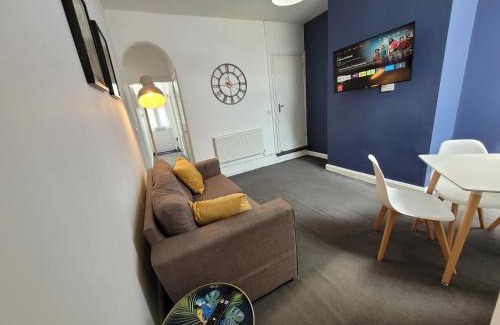 Tunstall House | Basford House- Cosy 3 Bed, 2 bathroom Home near Hanley, Newcastle Under Lyme and A500 by Catchpole stays