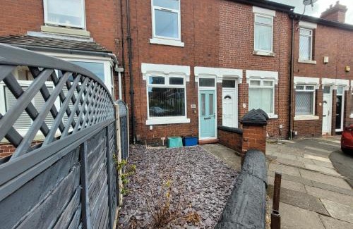 Tunstall House | Basford House- Cosy 3 Bed, 2 bathroom Home near Hanley, Newcastle Under Lyme and A500 by Catchpole stays