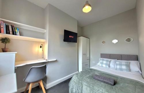 Tunstall House | Basford House- Cosy 3 Bed, 2 bathroom Home near Hanley, Newcastle Under Lyme and A500 by Catchpole stays