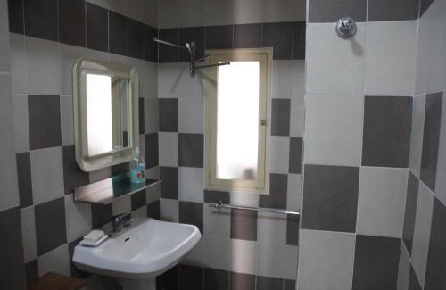 Naples City Centre House | Basic 8 Bed Mixed Dorm (share Bathroom)