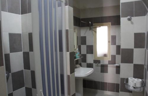 Naples City Centre House | Basic 8 Bed Mixed Dorm (share Bathroom)