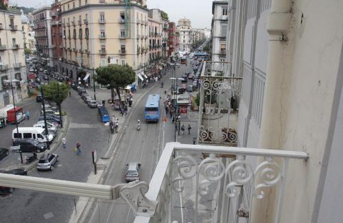 Naples City Centre House | Basic 8 Bed Mixed Dorm (share Bathroom)