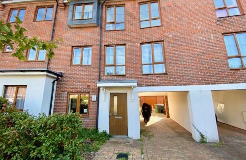 Sherborne St. John House | Basingstoke Townhouse Near Hospital