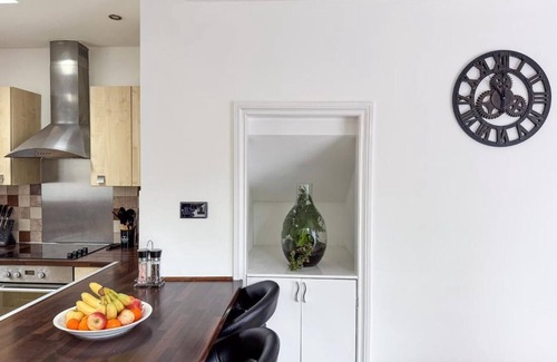 Farnborough and Crofton Apartment | Bassetts House - Mins to Central London