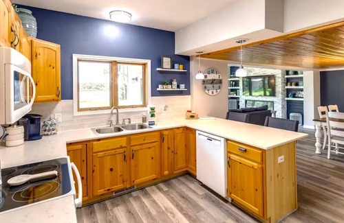 Baxter Cabin | Baxter Beach House: Enjoy year-round activities/events in a cozy lakeside cabin.