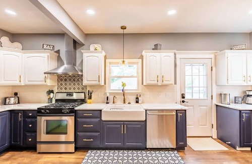 Center Avenue Historic District House | Bay Breeze Mansion | DogsOK | HotTub-open | 6 BDR+