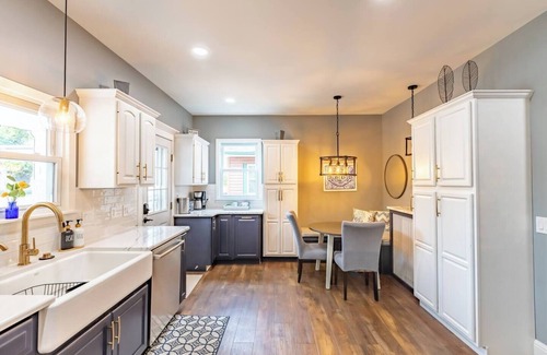 Center Avenue Historic District House | Bay Breeze Mansion | DogsOK | HotTub-open | 6 BDR+