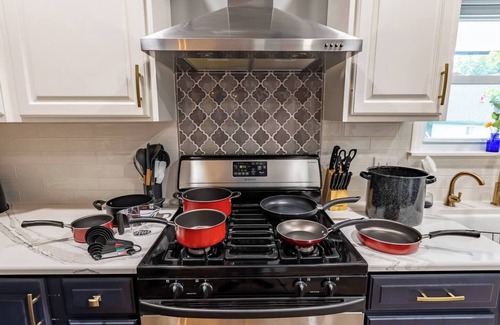 Center Avenue Historic District House | Bay Breeze Mansion | DogsOK | HotTub-open | 6 BDR+