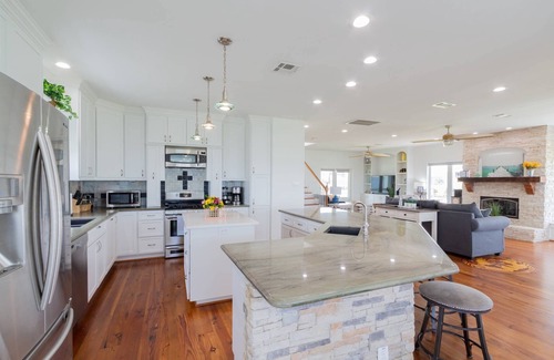El Lago House | Bay Front Water Views & Fishing Pier|Huge Deck|View of Kemah Boardwalk|Close to Beach & NASA|WiFi