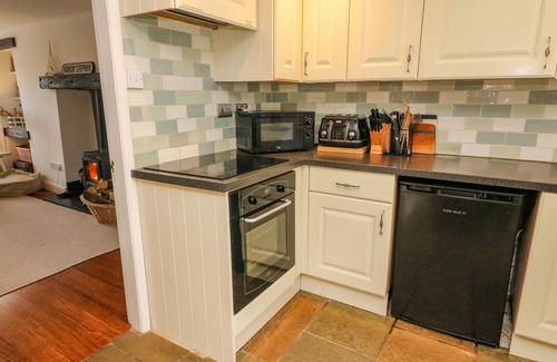 Kirkby Stephen Cottage | BAY LEAF COTTAGE, family friendly, with open fire in Kirkby Stephen