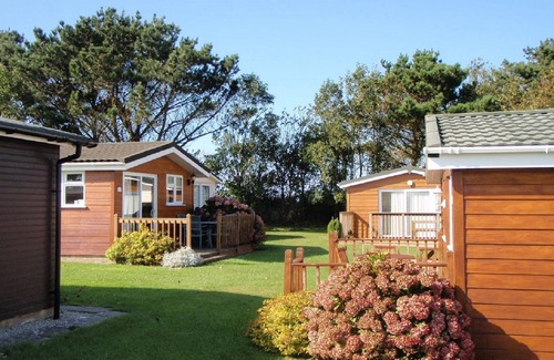 Padstow Ski Chalet | BAY SHORE, family friendly with garden views in St Merryn