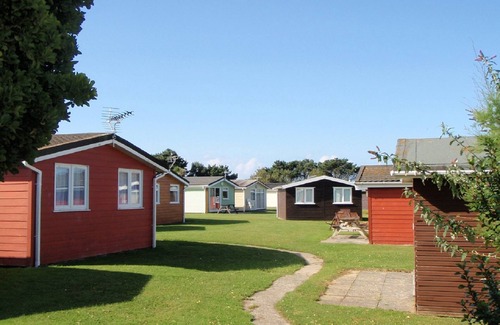 Padstow Ski Chalet | BAY SHORE, family friendly with garden views in St Merryn