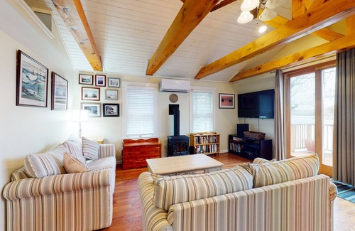 Spruce Head Cottage | Bayfront dog-friendly cottage with fireplace, dock, washer/dryer & AC