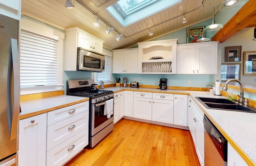 Spruce Head Cottage | Bayfront dog-friendly cottage with fireplace, dock, washer/dryer & AC