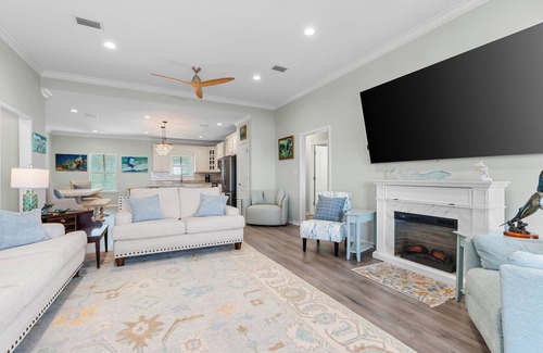 Pass Chateau Harbor House | Bayfront home with excellent view of the D.I. Bridge