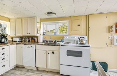 Red Creek Cottage | Bayfront Red Creek Vacation Rental w/Boat Dock!