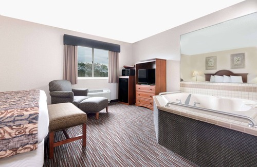 Columbus Hotel | Baymont by Wyndham Columbus/Rickenbacker