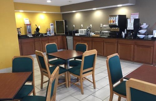 Harvard Hotel | Baymont by Wyndham Harvard