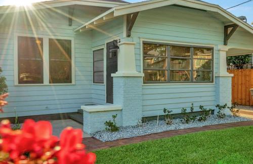 SoHo House | Bayshore Beauty Stylish 3BR SOHO Bungalow near Hyde Park