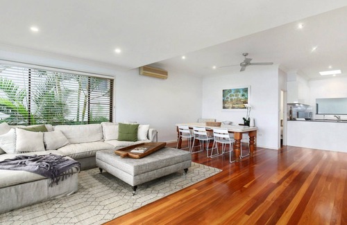 Pretty Beach House | Bayside Retreat by HolidayCo.