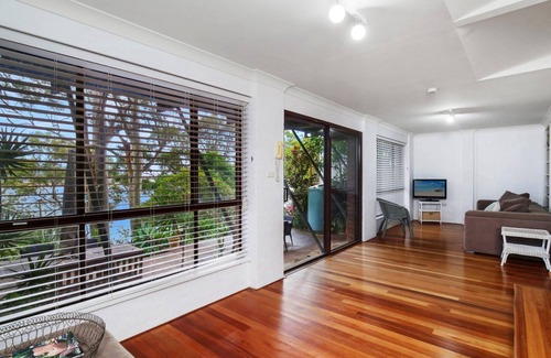 Pretty Beach House | Bayside Retreat by HolidayCo.