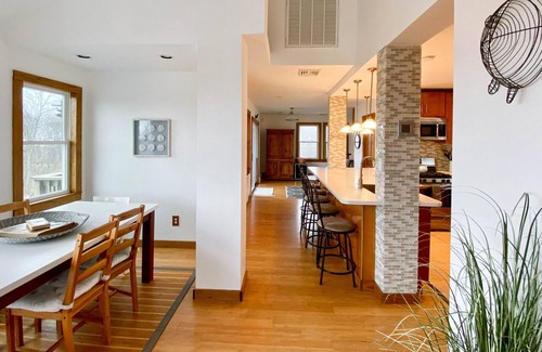 Keansburg House | Bayview Getaway with Hot Tub & NYC Skyline View | 2 Min Walk to Beach