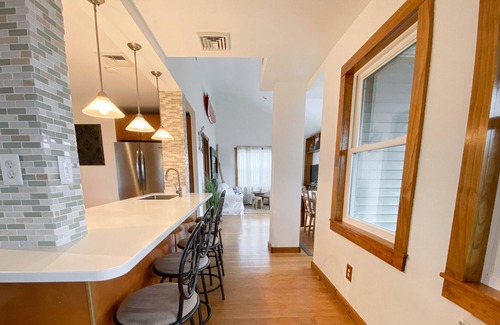 Keansburg House | Bayview Getaway with Hot Tub & NYC Skyline View | 2 Min Walk to Beach