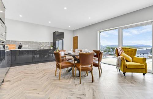 Downings Apartment | BayView Lodge 3-Bedroom Sea View Apartment