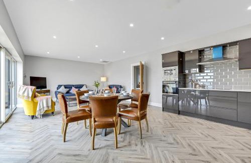 Downings Apartment | BayView Lodge 3-Bedroom Sea View Apartment