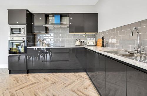 Downings Apartment | BayView Lodge 3-Bedroom Sea View Apartment