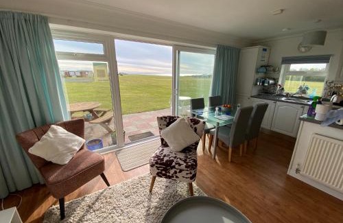 Freshwater House | BAYVIEW self-catering coastal bungalow in rural West Wight