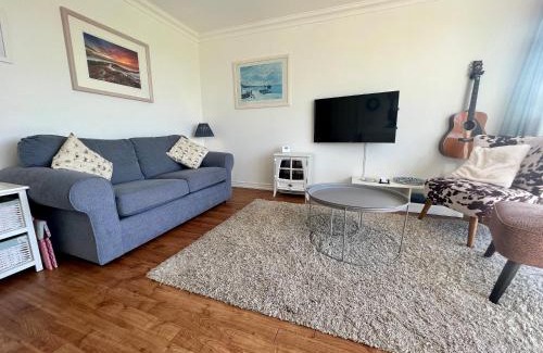 Freshwater House | BAYVIEW self-catering coastal bungalow in rural West Wight