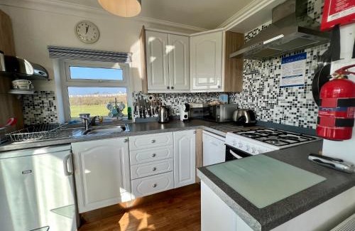 Freshwater House | BAYVIEW self-catering coastal bungalow in rural West Wight