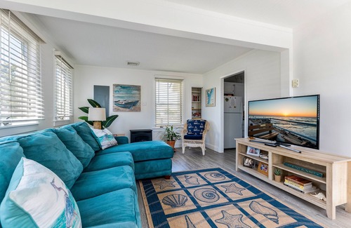 Villas Cottage | Bayview Sunset Cottage – Beach & Bay Across Street | Hot Tub & Pets Welcome