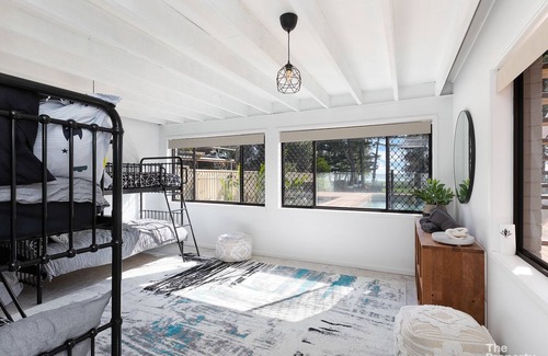 Berkeley Vale House | BB's Lake house - Waterfront reserve with Pool