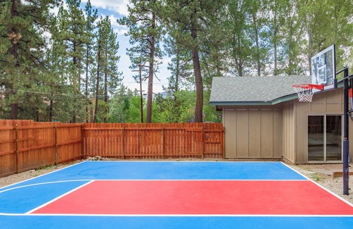 Summit Estates Cabin | BBCourt Sleeps 16 5b Game Room