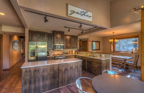 Black Butte Ranch House | BBR Home - Close to GM pool. Great for Families! Separate rec room and apt.