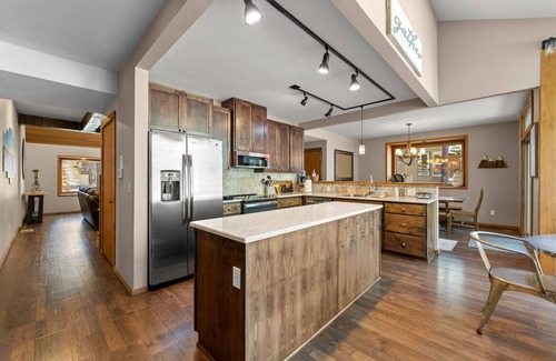 Black Butte Ranch House | BBR Home - Close to GM pool. Great for Families! Separate rec room and apt.