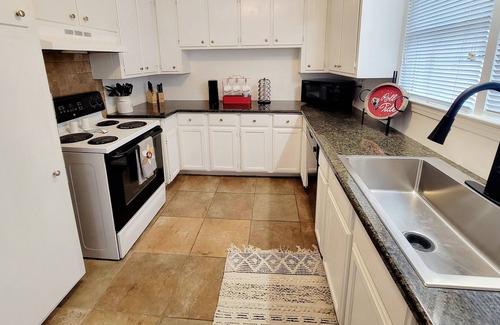 Tuscaloosa House | BE OUR FIRST GUEST!! Bama Guest House 1.8 miles to Bryant Denny Stadium.
