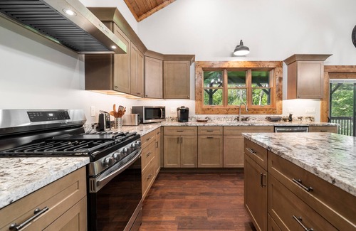 Skyland Cabin | Be the 1ST! NEW CONSTRUCTION 2023~LUXURY~Mtn Views~Hot Tub~Close to Everything!