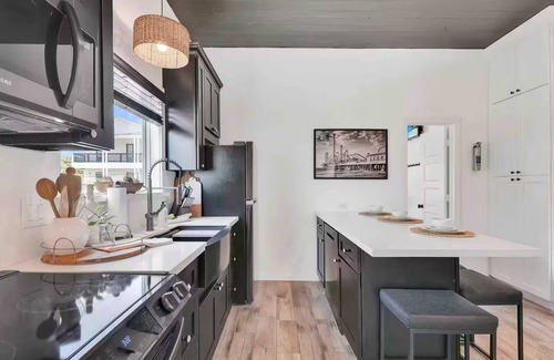 San Jacinto House | BEACH-2 block walk-HOT TUB-FIRE PIT-COFFEE BAR-BEACH GEAR PROVIDED-Galveston TX