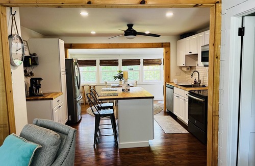 Niantic Cottage | Beach access Cozy Cottage