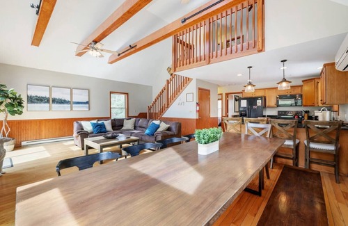 Lake Harmony Estates Ski Chalet | Beach access *Golf*Spacious*Private*HotTub *Firepit*Games*Sleeps16