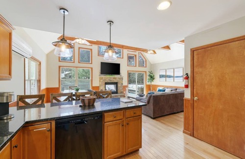 Lake Harmony Estates Ski Chalet | Beach access *Golf*Spacious*Private*HotTub *Firepit*Games*Sleeps16