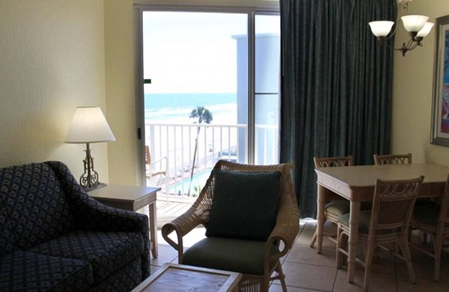 Bostroms Resort | Beach Adventure! 3 Spacious Units, Kitchen, Beachfront, Pool, Surfing
